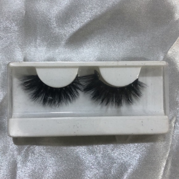 Eye lashes - Picture 8 of 10